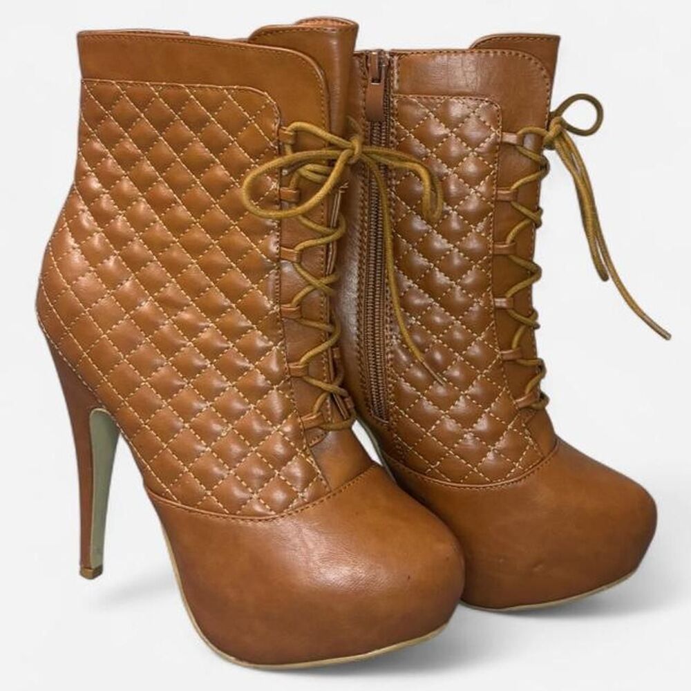 Woman’s Size 8 Forever tan quilted lace up platform boots